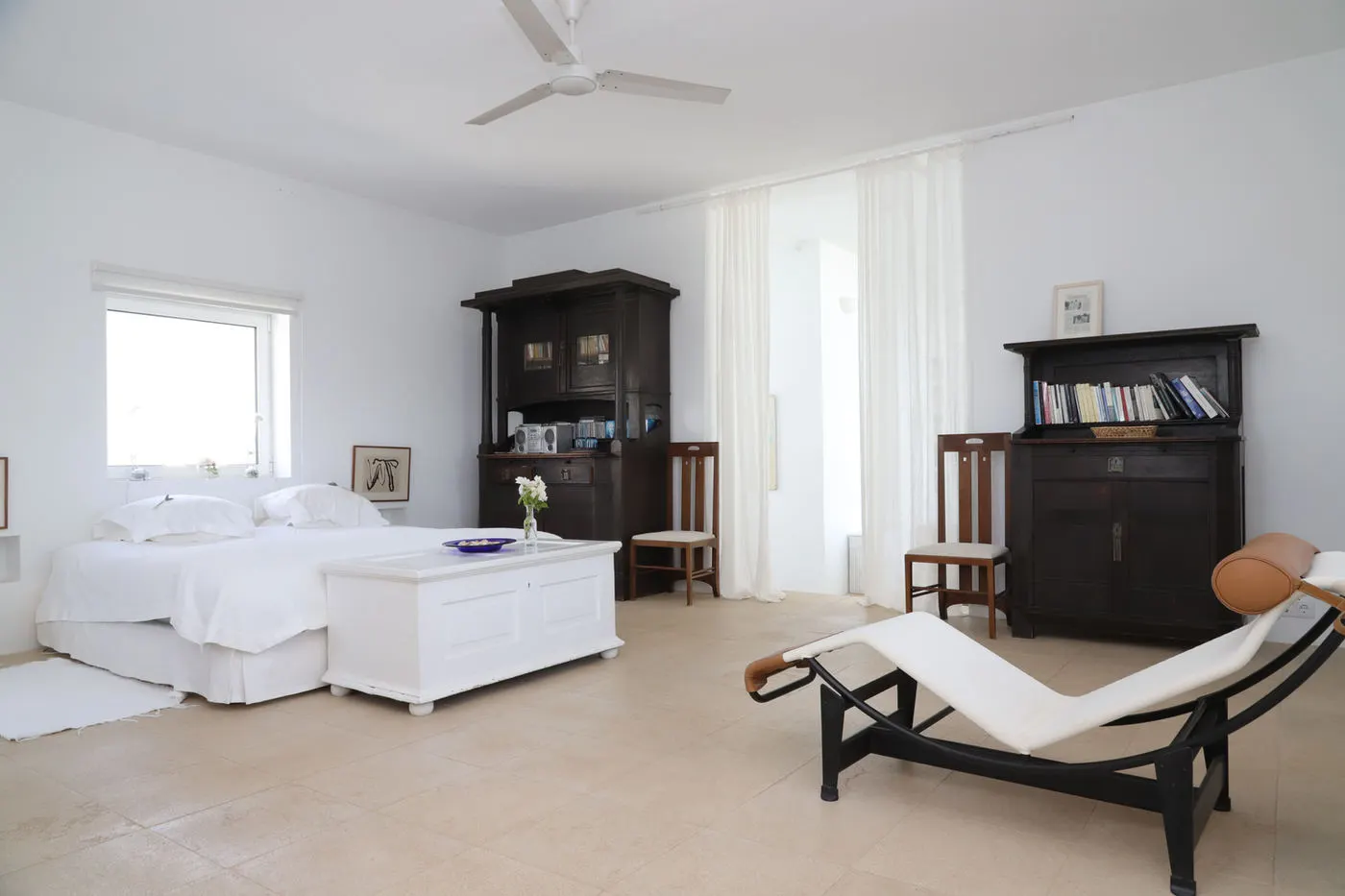 A large, bright bedroom at Quinta do Muro