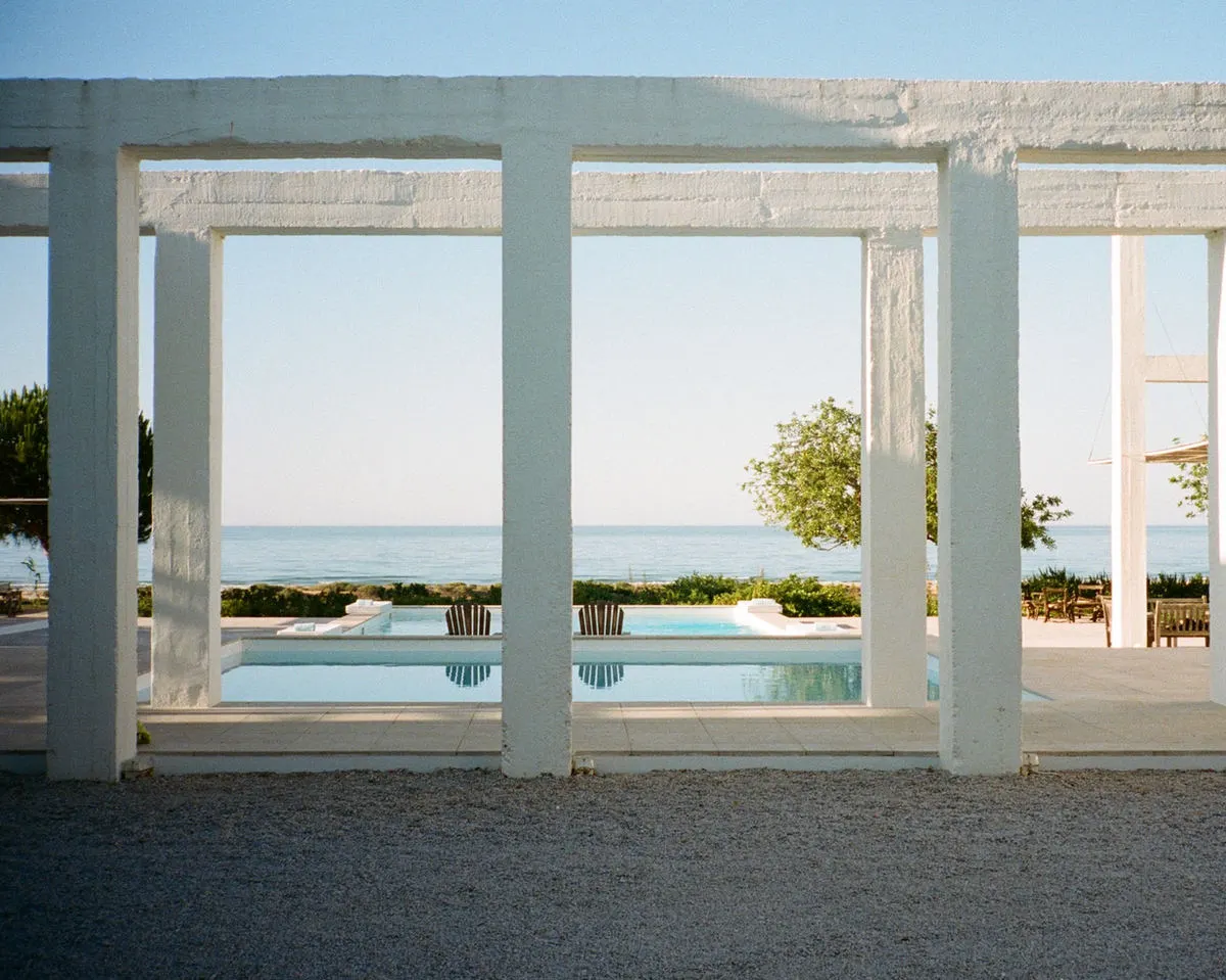 The white colonnade and pool at Quinta do Muro